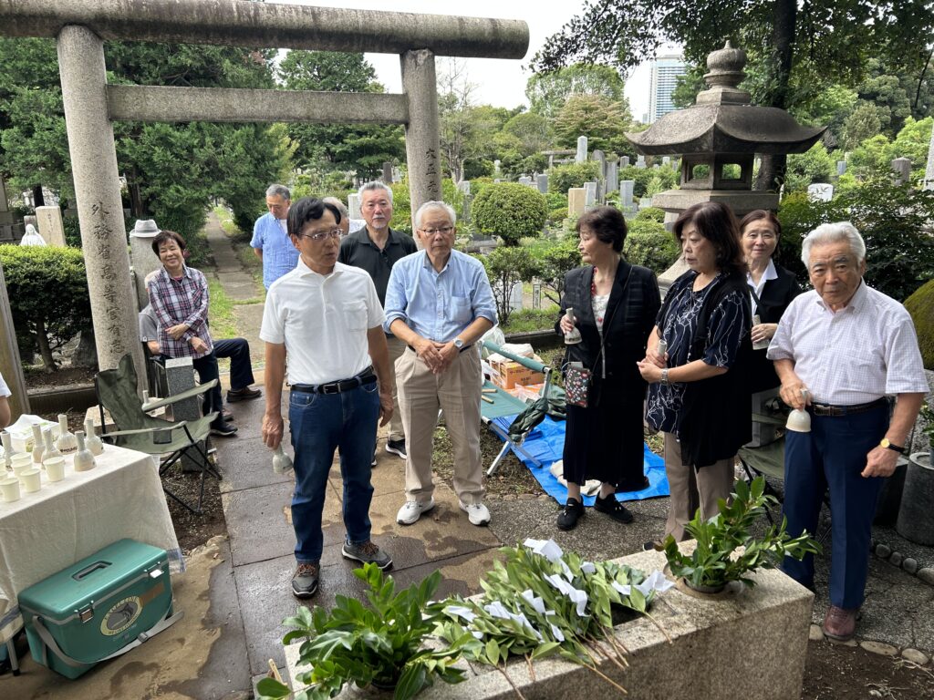 小村侯墓前でのベル・リンギングの様子